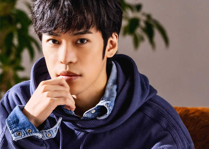 声優・小野賢章の日常に寄り添う〈エクスタイル〉!3つのシーンで着こなすリラックスウエア!