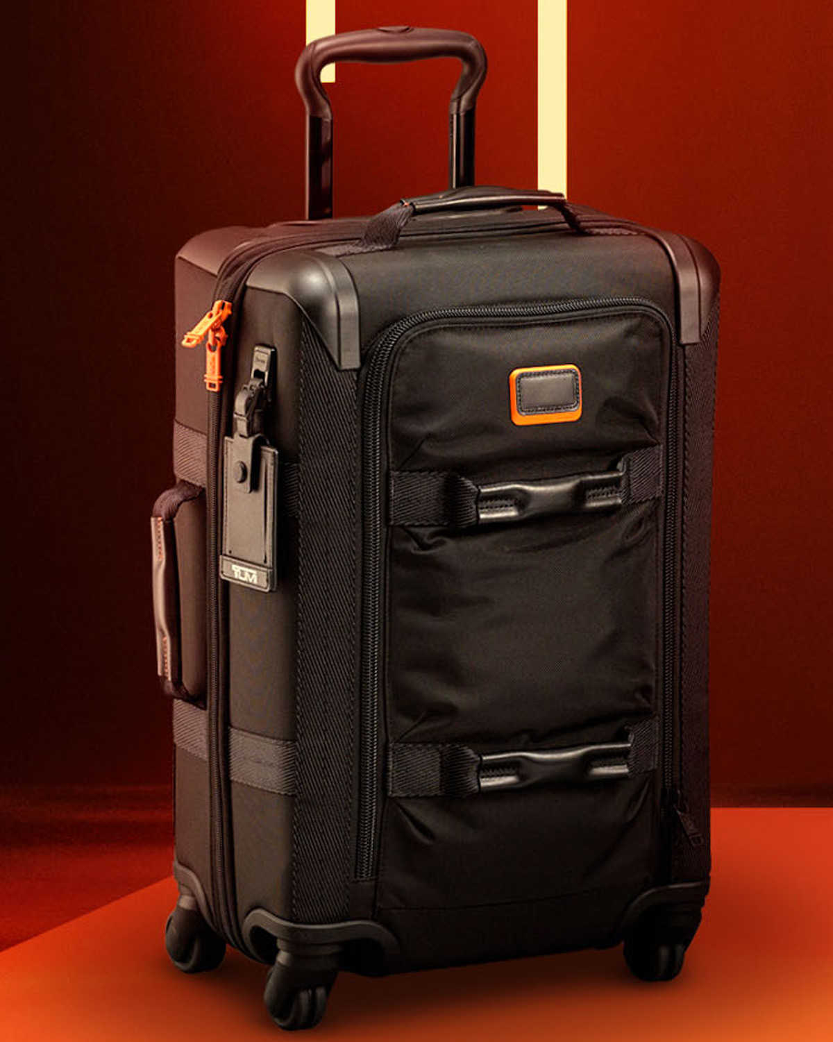 トゥミ〉が俳優クリス・プラットとコラボ！惹かれるのは才色兼備な