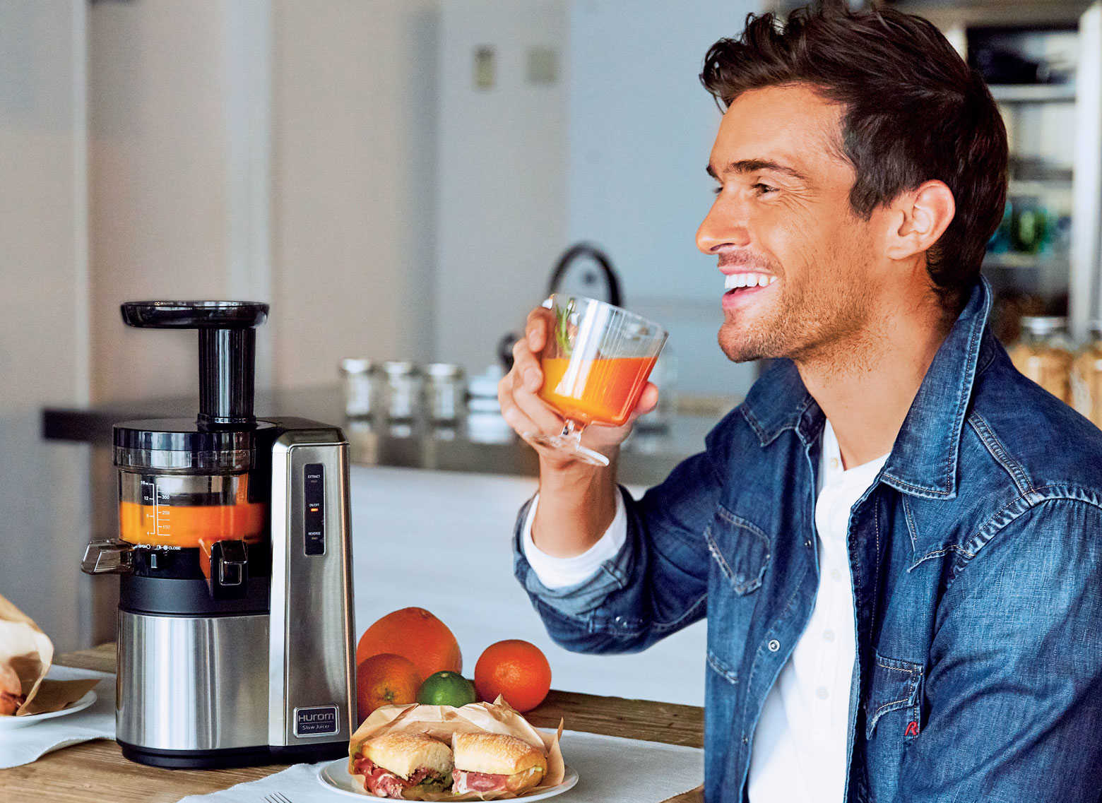 ヒューロム〉のスロージューサーでもっと手軽に美味しく