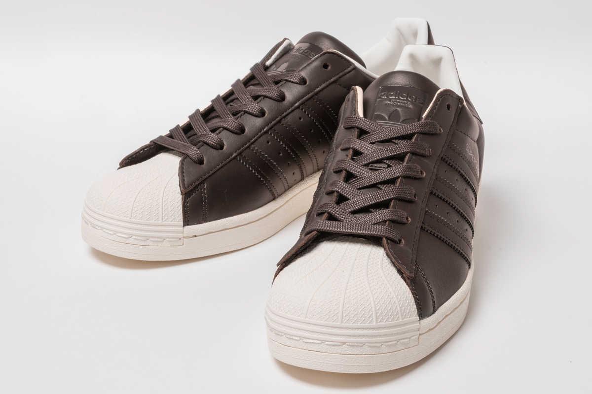 今度の限定〈アディダス オリジナルス〉は、“普通じゃない黒”に驚く