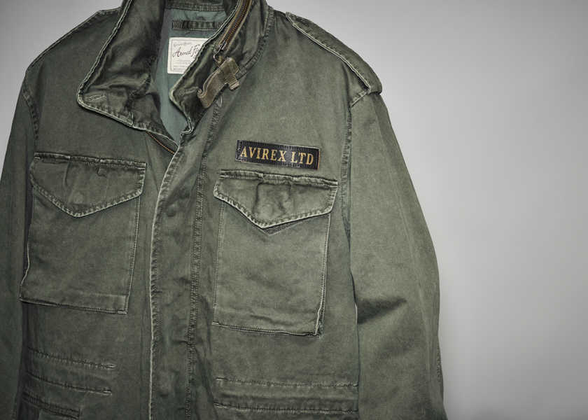 アヴィレックス〉×阪神タイガースの新作は背中のトラが縁起いい黒