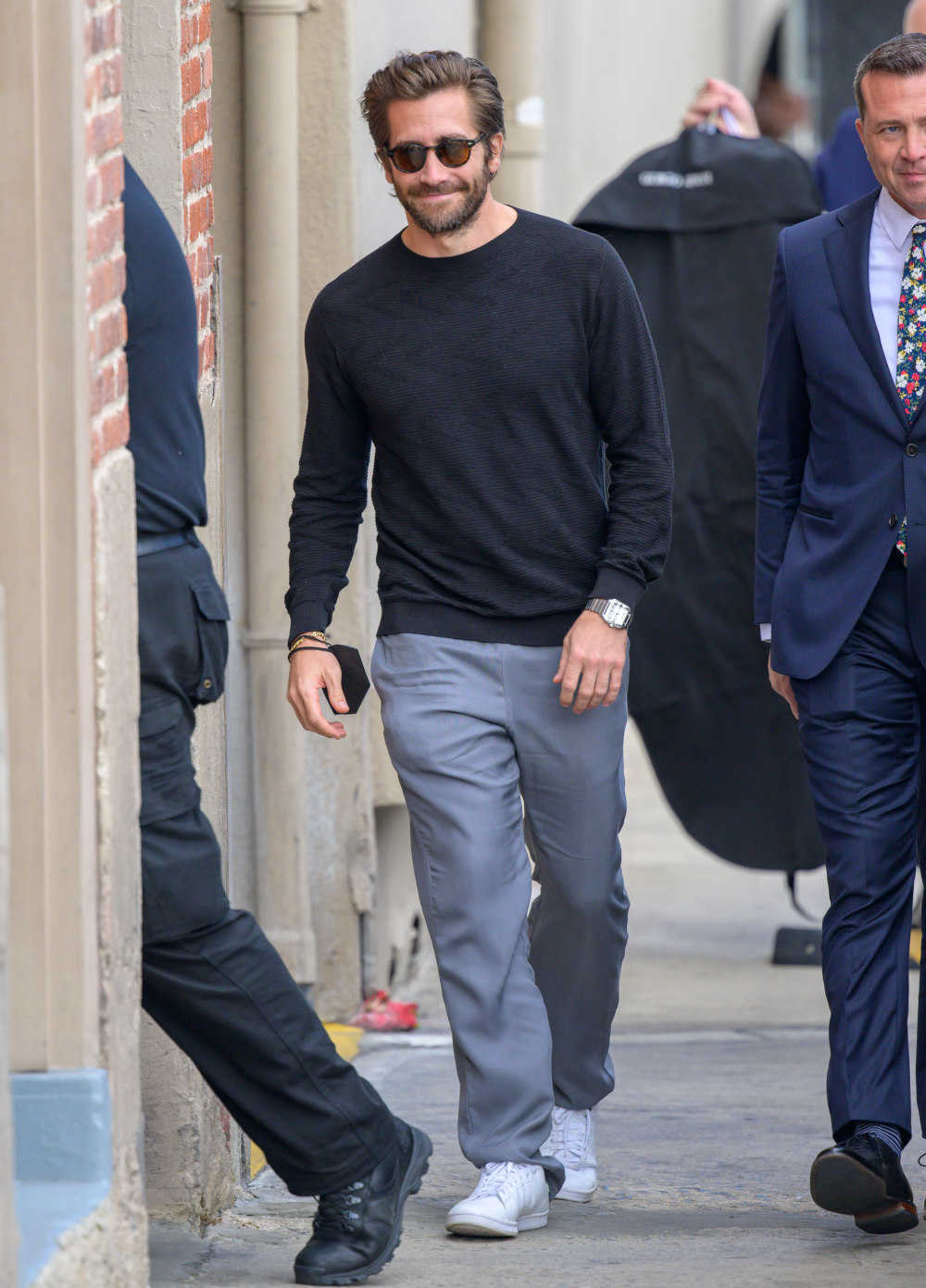 トップが黒のハイゲージニットで、ボトムがグレーのリラックスパンツ。足元が白のスタンスミスという３色使い。しかしながらカラーバランスが絶妙で、悪目立ちしていないのがポイント。