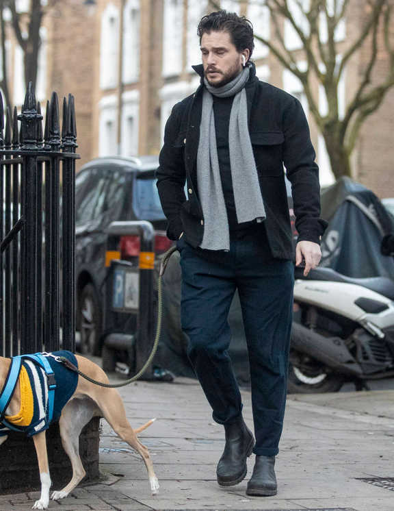 俳優キット・ハリントンは、濃紺チノパンに黒のセーター、黒のブルゾンと全体をダークトーンでまとめて登場。散歩コーデにしてはかなり上品。ということからも、彼はかなりのお洒落好き。