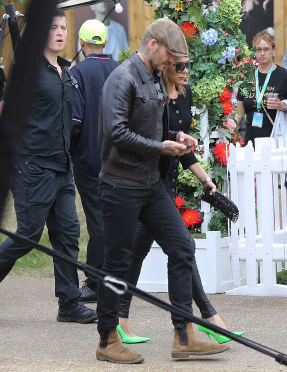 この日はレザーJKに黒デニム、サイドゴアブーツという少々ワイルドさを加味したスタイルで登場。といっても、昔のようにタフなアイテムを男らしく着こなすというより、カラダにぐっとフィットさせることで、スマート見せしている。