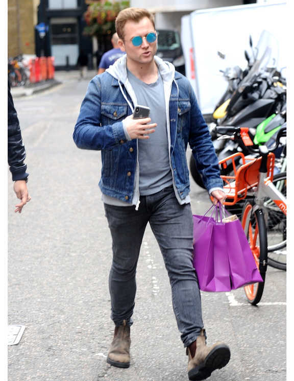 俳優タロン・エガートンの“デニム・オン・デニム”姿を目撃。一歩間違うと野暮ったくなりがちな合わせだが、これがそう見えないのは、Gジャンをブルー、パンツをグレーにして色に差を出し、メリハリをつけたことによる効果が大きいかと。