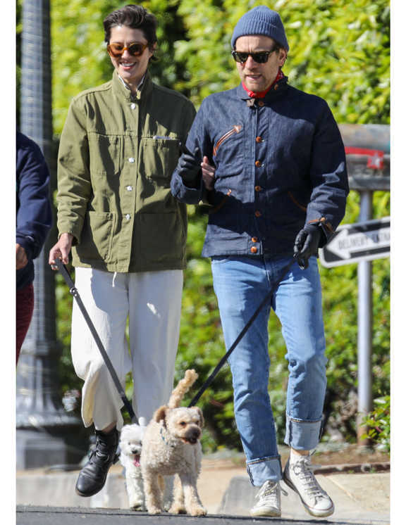 ブルーのワントーンでお洒落な散歩スタイルを見せたユアン。爽やかな淡青デニムに厚手デニムのシャツジャケットを合わせ、デニム・オン・デニムに。これが野暮ったく見えないのは、デニムの色に濃淡をはっきりつけているというのもポイントだし、シャツジャケットをラフではなくボタンを上までとめてきちんと見せているところ。