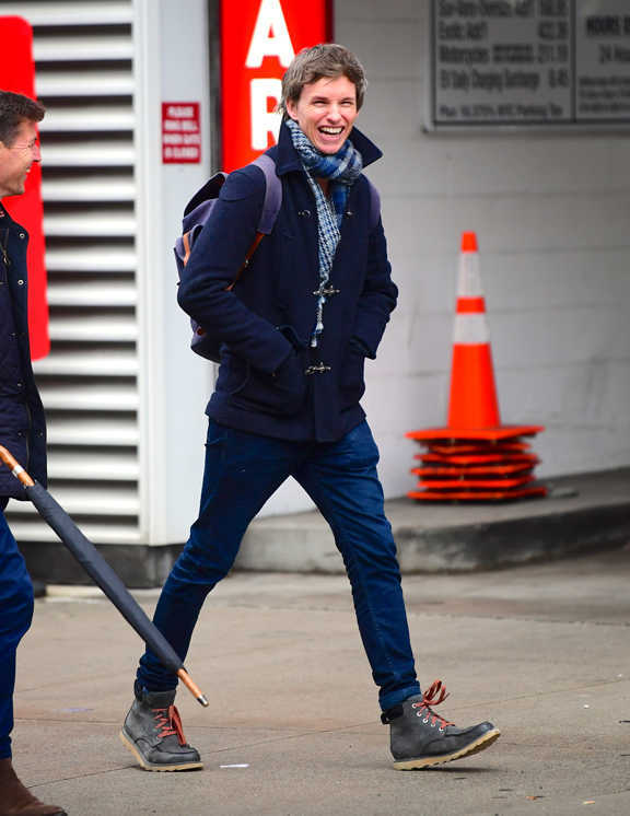 腰丈のダッフル調ジャケットを着て、ボトムは濃紺デニム。首元でアクセントにしたマフラーやバックパックもネイビーでまとめて、ワントーンコーデに仕上げたエディ。なかでも、とにかくうまいのがマフラーの使い方。