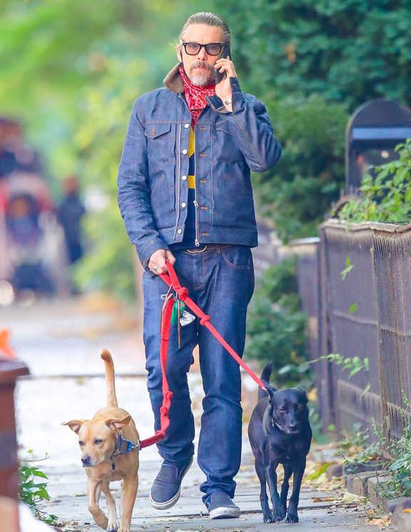 俳優のイーサン・ホーク。この日は、2匹の愛犬と散歩している姿をキャッチ。濃紺デニムで上下を揃えているが、ボア襟やインに着たグラフィックTでアクセントを効かせ、野暮ったさを回避。