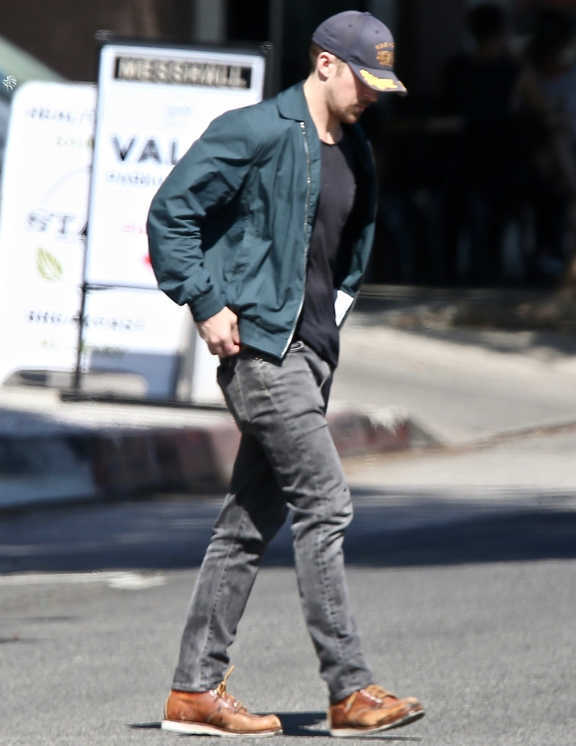 街スタイルのアメカジを得意とする俳優ライアン・ゴズリング。今日のコーデはネイビーグリーンっぽいブルゾンにグレーデニムを合わせたコーデ。