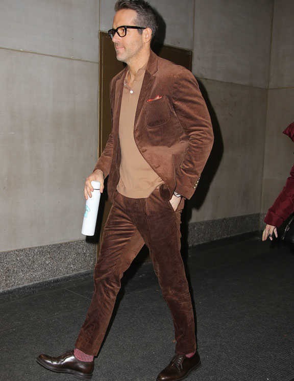 茶系で統一した見事なスーツコーデを披露した俳優ライアン。スーツ素材は中畝のコーデュロイ。脚に沿ってテイパードしたパンツが実にスタイリッシュだ。