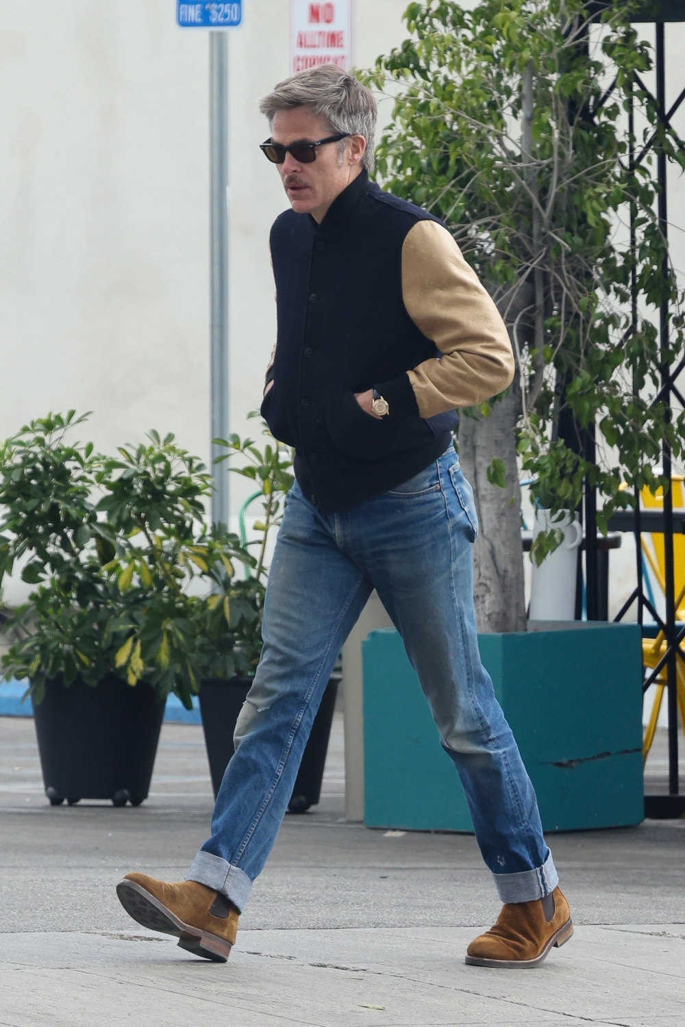 無地のテディジャケットをデニムと合わせたアメカジファッション。イマドキなビッグシルエットにしてないから野暮ったくも見えず大人感が出ている。