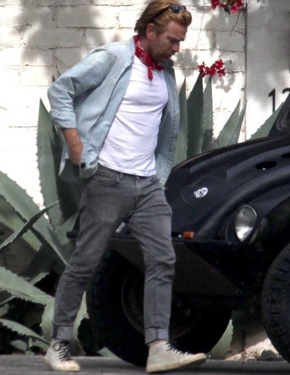 白T×淡ブルーの爽やかシャツジャケット。これには、ついつい青デニムを合わせてしまいたなるが、彼はあえて色落ちした褪せ黒のデニムをチョイスして都会的かつ精悍な男らしさを演出。