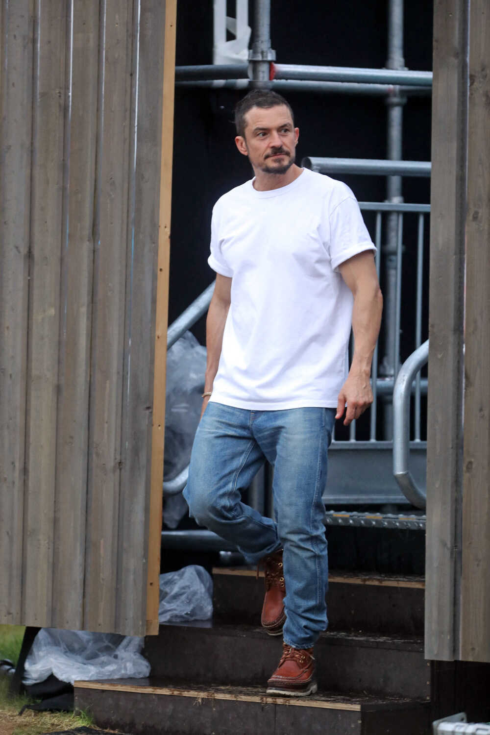 白T×デニムパンツにワークブーツと、王道のアメカジコーデで登場したオーリー。着心地が良く、機能性に優れた素材の白Tもイマドキでいい。