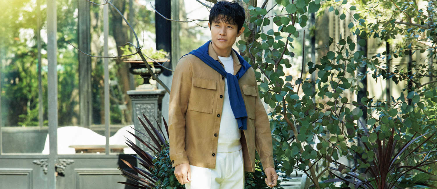 俳優・鈴木亮平が〈ゼニア〉で爽やかな初夏スタイルに！＜後編＞どこかに上質な“白”アイテムが効果的！