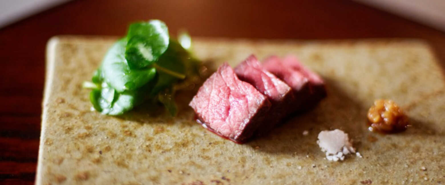 はまだふくこの発見！ 料理とお酒のベストマッチング！ Vol.75〈麻布割烹 十（とお）〉 落ち着いた雰囲気のなか、神戸牛のまるかわの旨味を存分に味わい、日本酒を堪能！