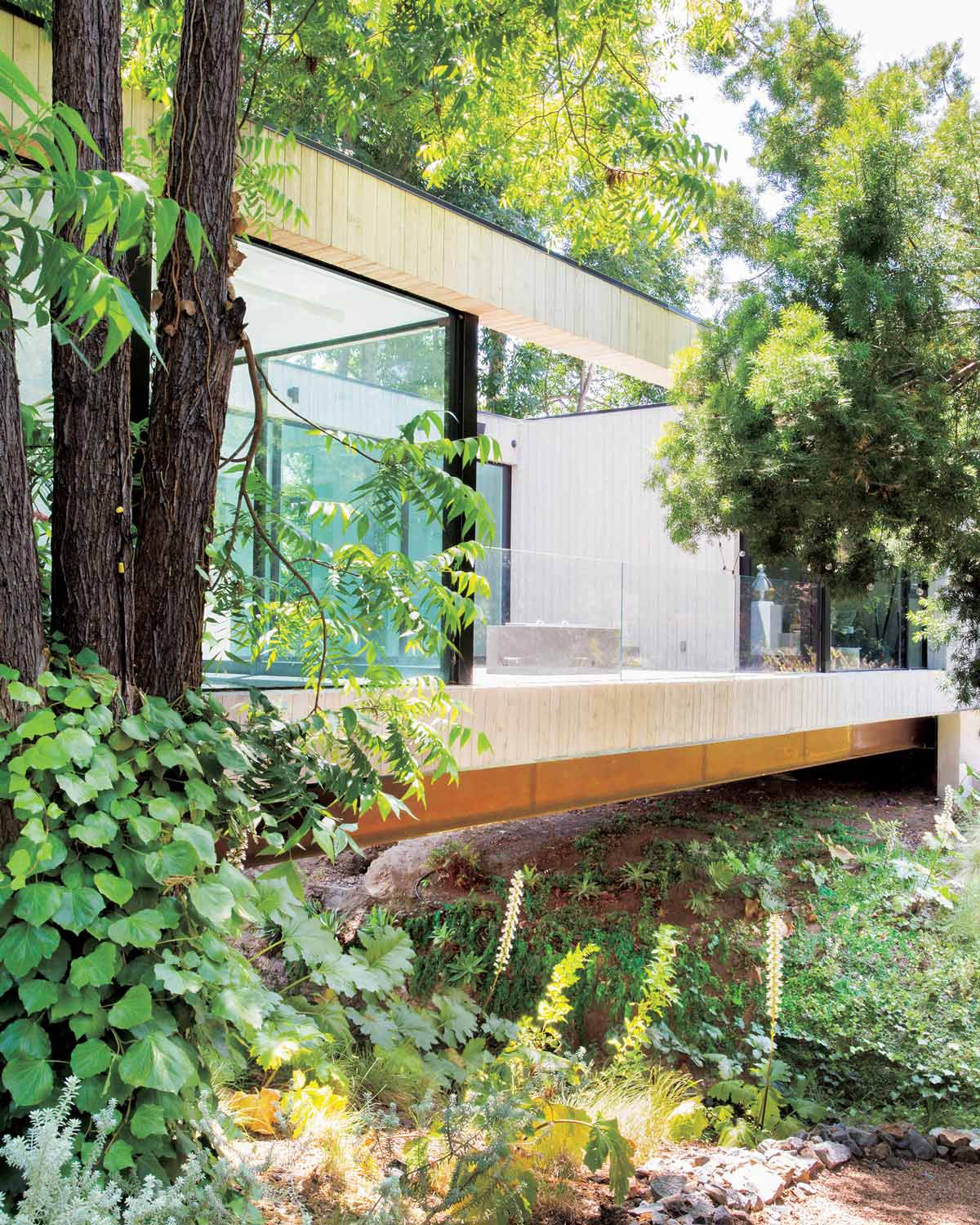 [Architect Dan Brune's House]A bridge house above a stream in a luxury residential area in central LA!
