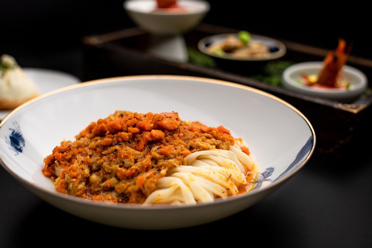 次のランチデートは、“上海蟹入り特製和え麺”とシャンパーニュ〈クリュッグ〉で上首尾!?