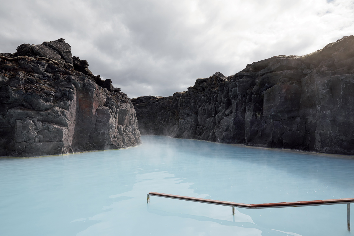 水色の広大な露天温泉“ブルー ラグーン”に併設された〈ザ・リトリートホテル・ブルーラグーン・アイスランド〉