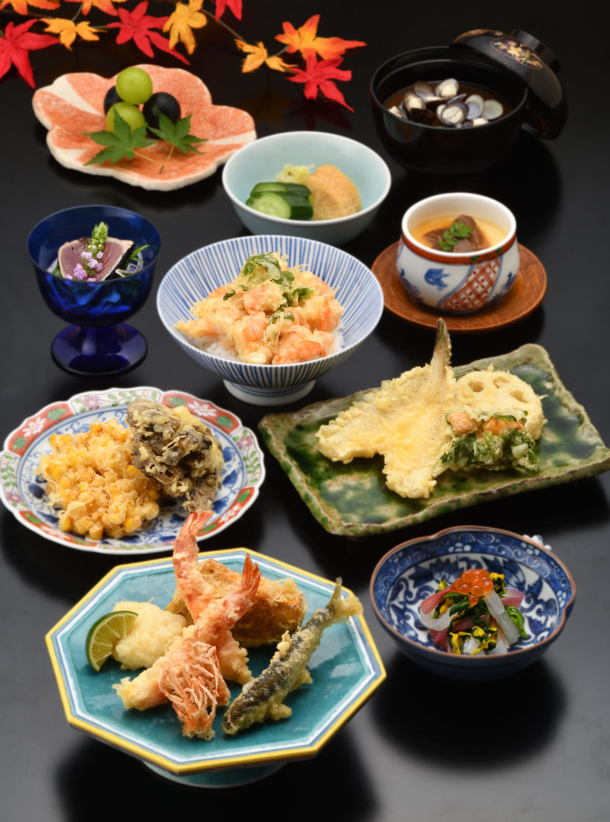 目の前でカラッと揚げてもらえる天ぷらで、季節の味覚を堪能！