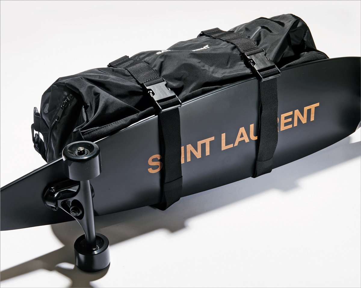 シンプルなフォルムはひと目惚れ確実！　〈サンローラン〉のスケートボードバッグ