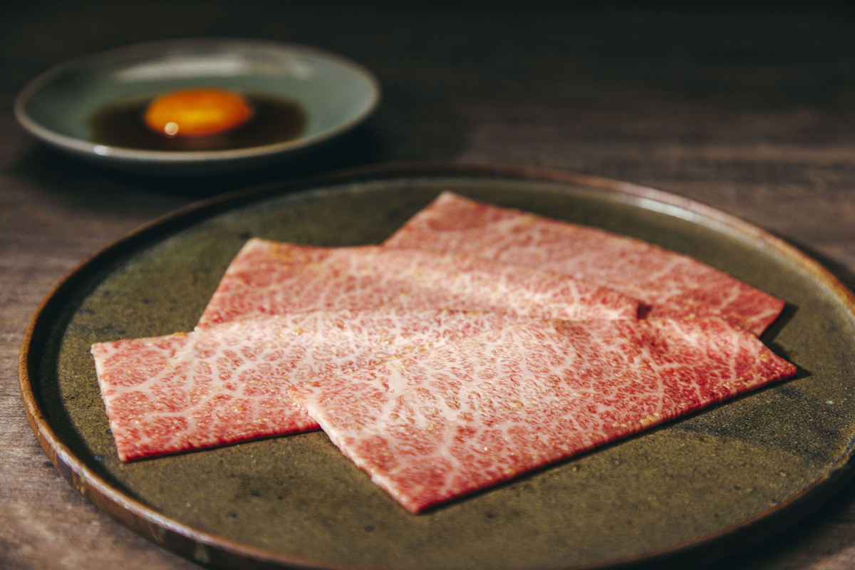 黒毛和牛のやわらかなタン、からの最上級焼肉デートは〈うしごろエス 新宿〉で！
