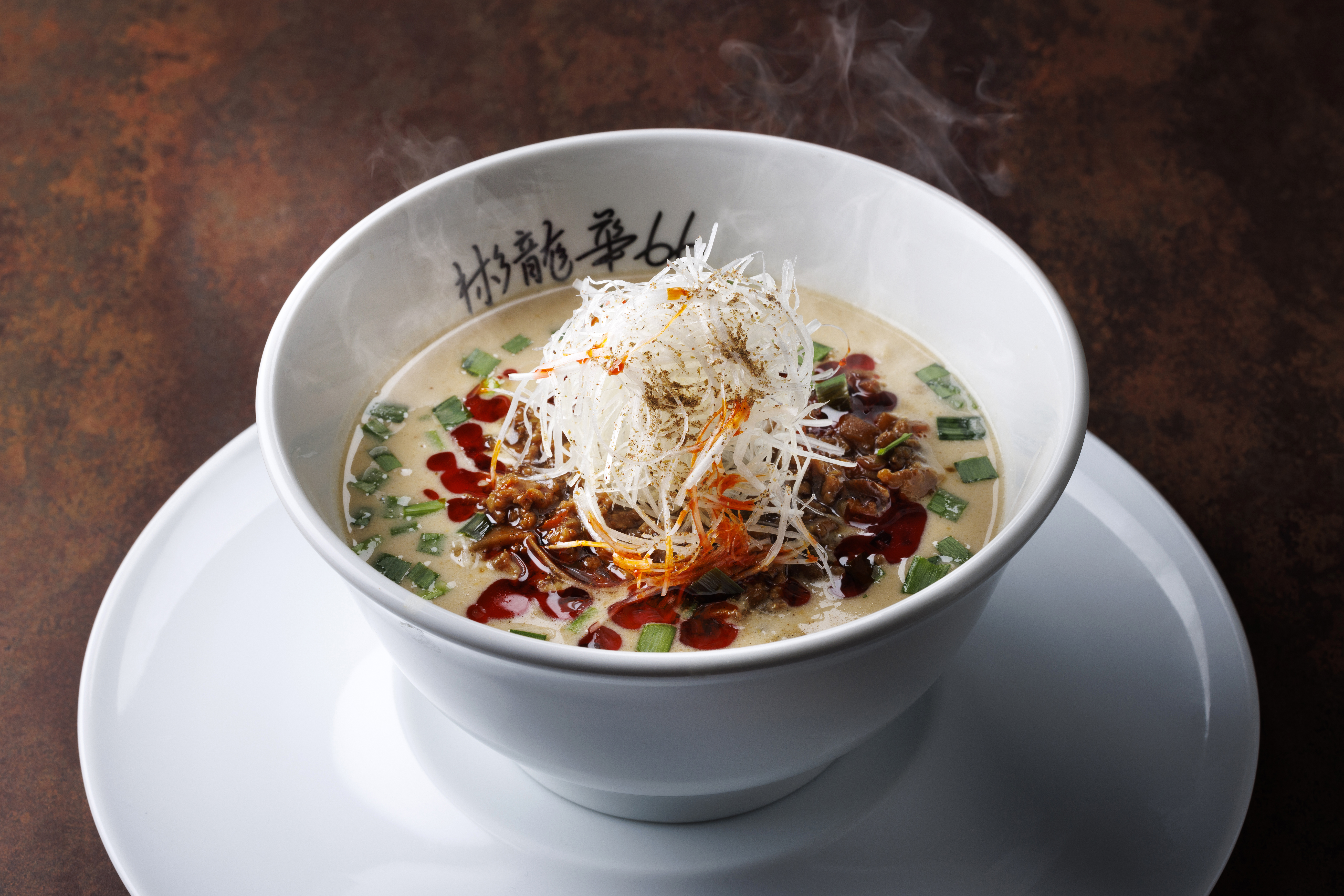 五味と五感を超えたグランプリの担々麺を食べに〈彬龍華66〉へ！