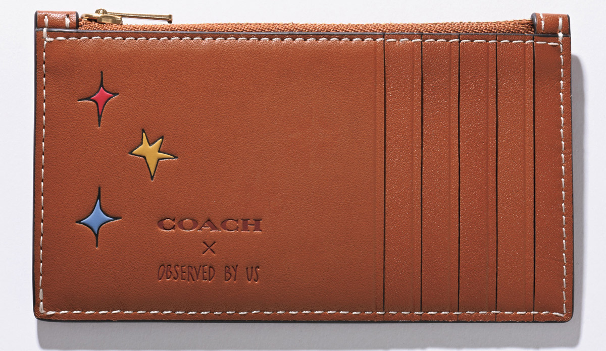 〈コーチ〉のカードケースで、20XX年宇宙の旅へのワクワク感をポケットに忍ばせて！
