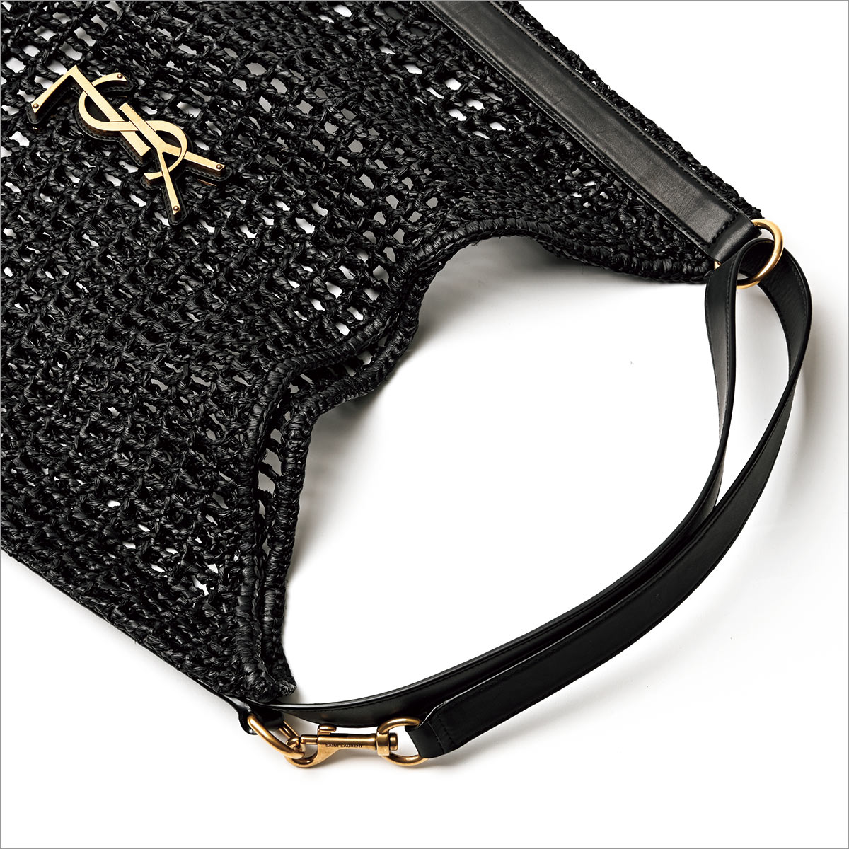 〈サンローラン〉のラフィア素材のメッシュバッグは、軽やかメッシュにゴールドロゴが映える！