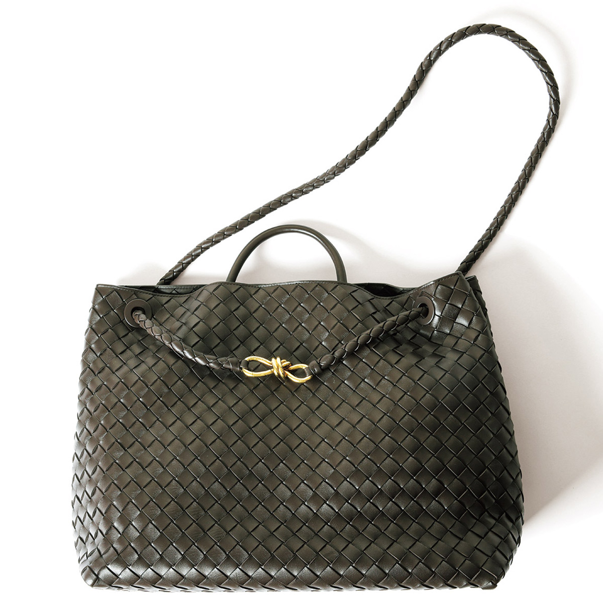 【ジェイコブ・エロルディ】の愛用ブランドは、〈ボッテガ・ヴェネタ〉のバッグ！