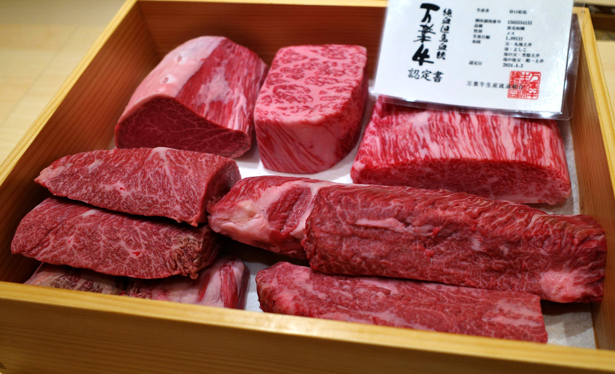 銀座の中心地で黒毛和牛の様々な部位が味わえる〈江戸焼肉〉は、ここ一番の強い味方！