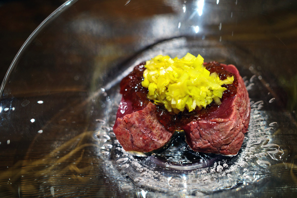 銀座の中心地で黒毛和牛の様々な部位が味わえる〈江戸焼肉〉は、ここ一番の強い味方！