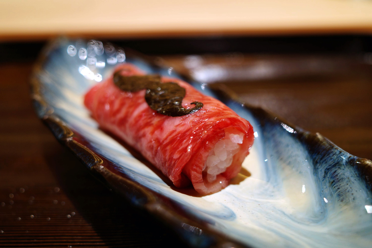 銀座の中心地で黒毛和牛の様々な部位が味わえる〈江戸焼肉〉は、ここ一番の強い味方！