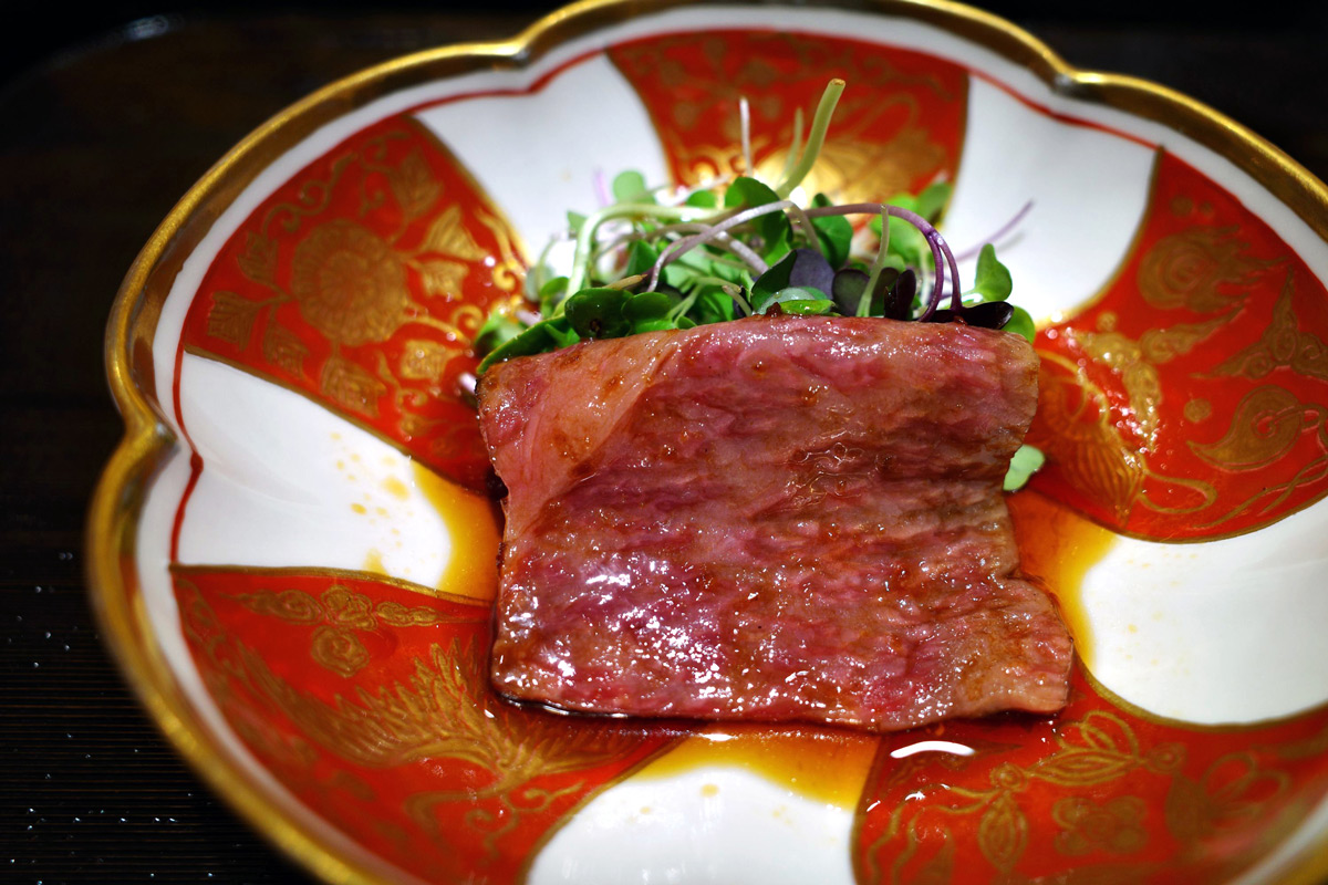 銀座の中心地で黒毛和牛の様々な部位が味わえる〈江戸焼肉〉は、ここ一番の強い味方！