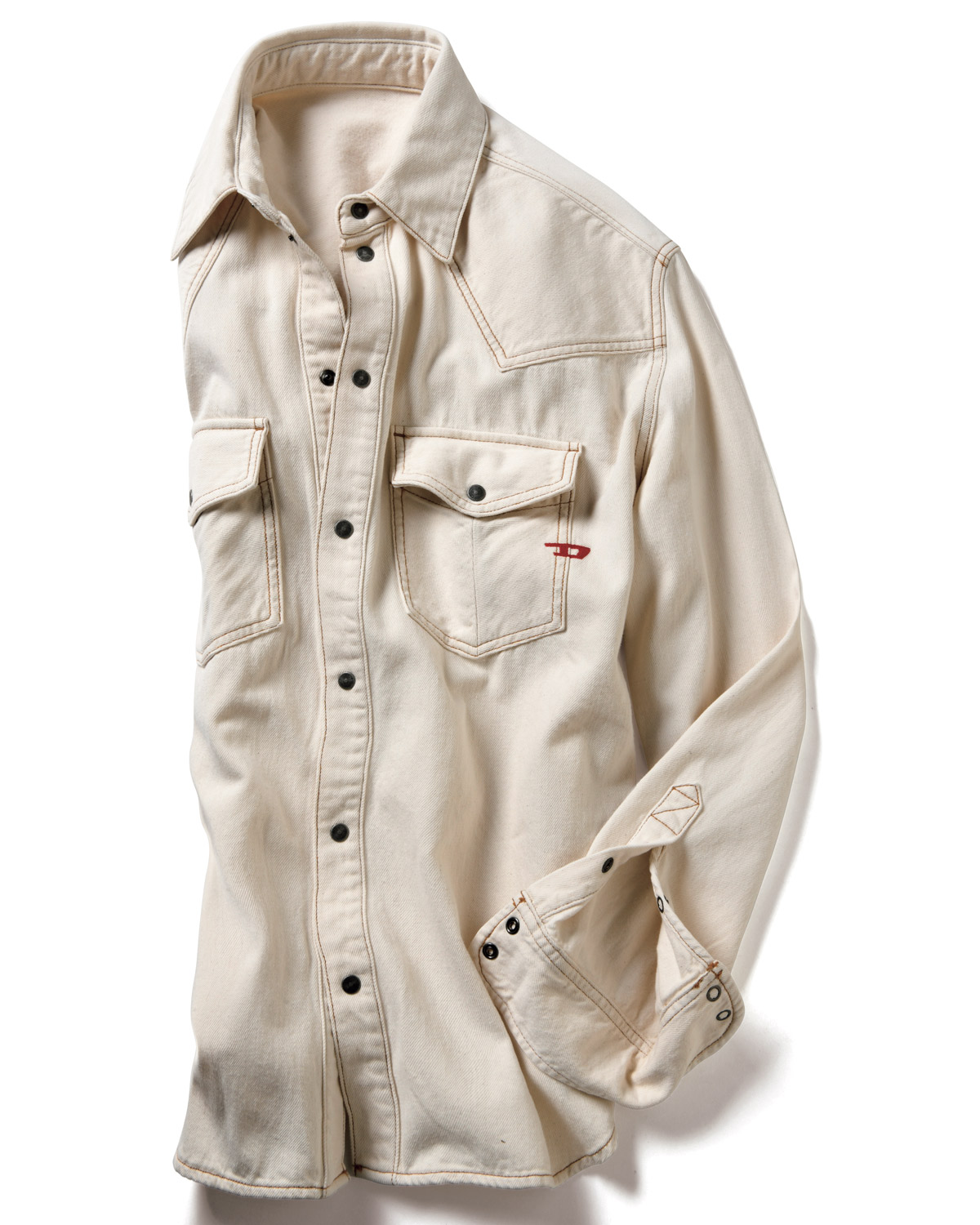 〈ディーゼル〉のデニムウエスタンシャツは、白シャツの概念を変えてくれる1枚！