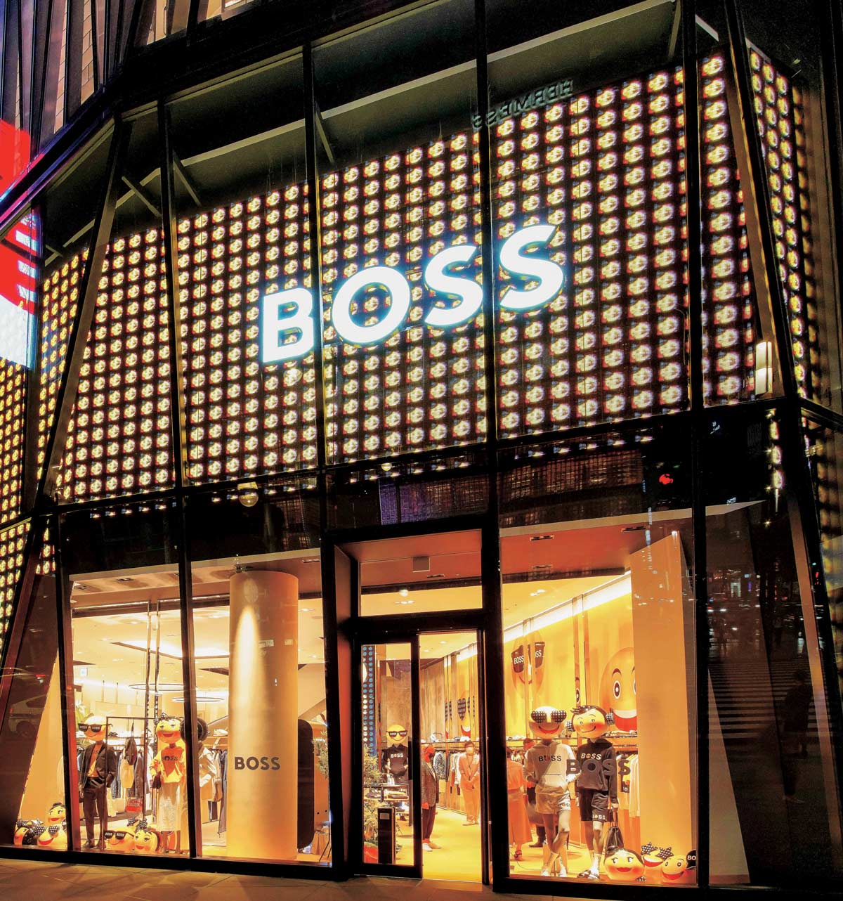 〈ボス〉日本最大の旗艦店がオープン！