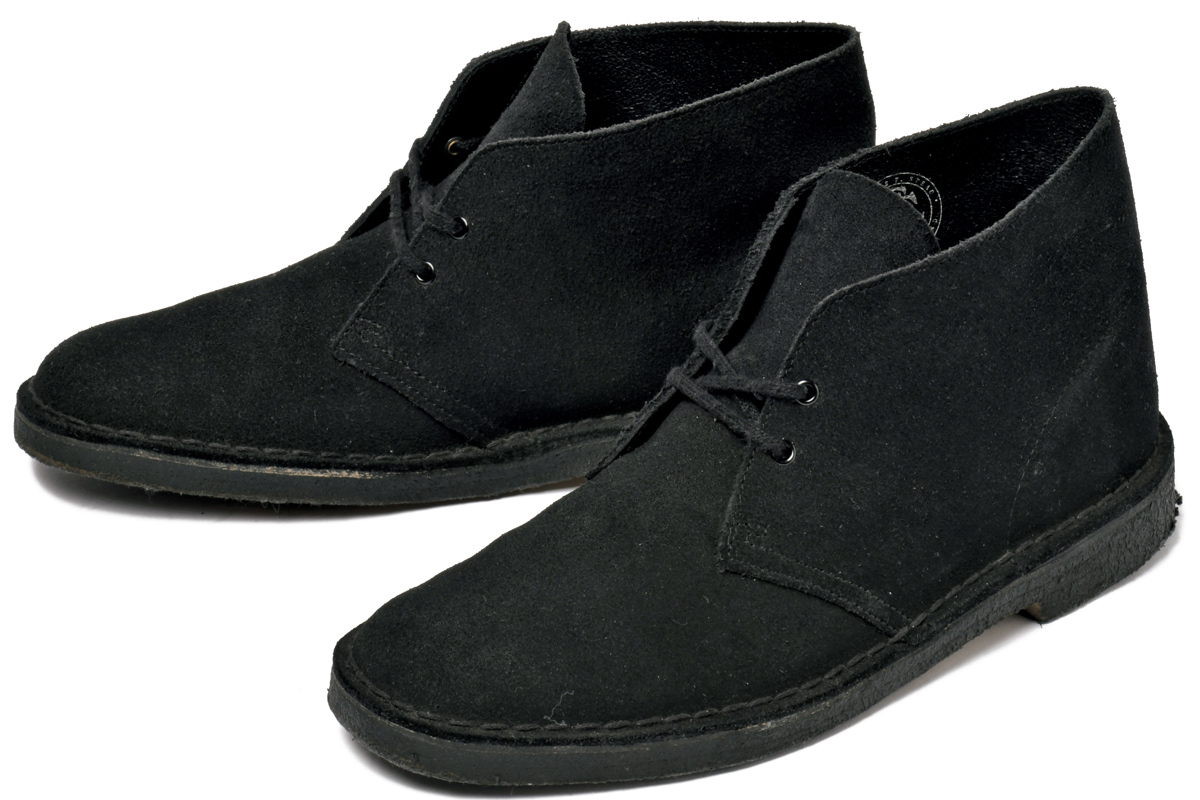 【ユアン・マクレガー】の黒ブーツが優しげな素材感に！ 