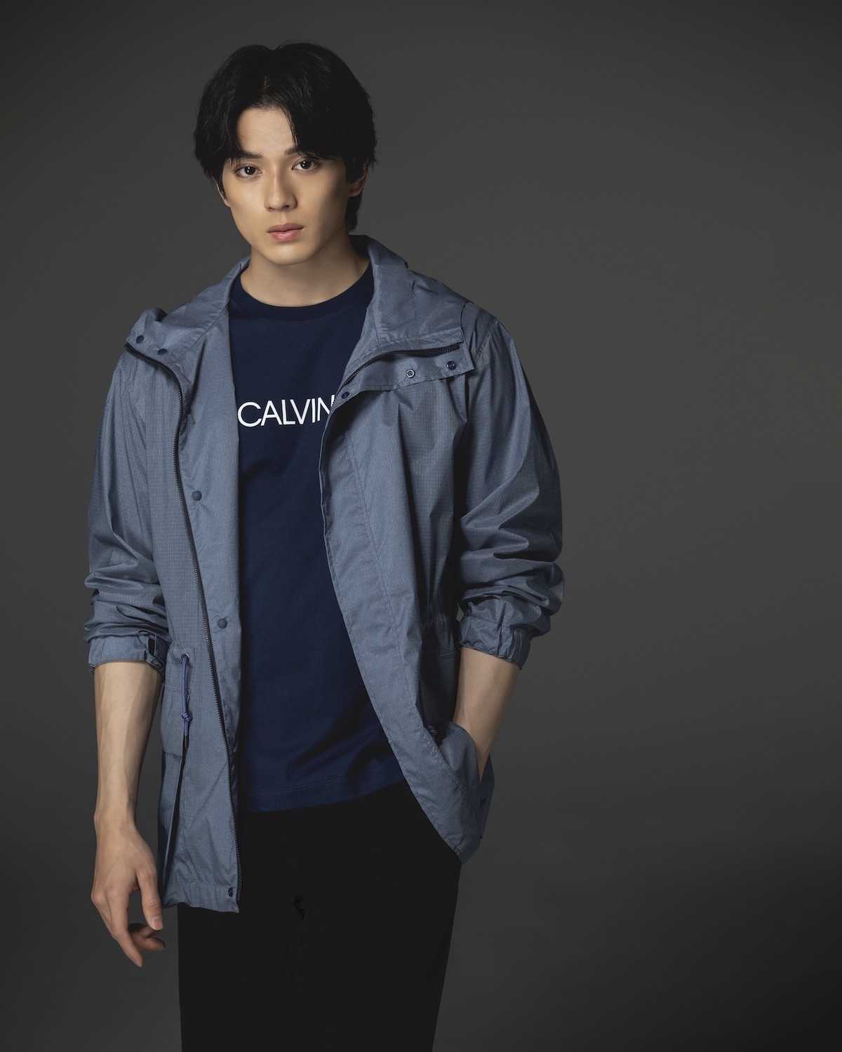 俳優・新田真剣佑さんが着る〈CK カルバン・クライン〉の新作！大人の機能性アウターをセンスよく着こなす！ Fashion Safari  Online