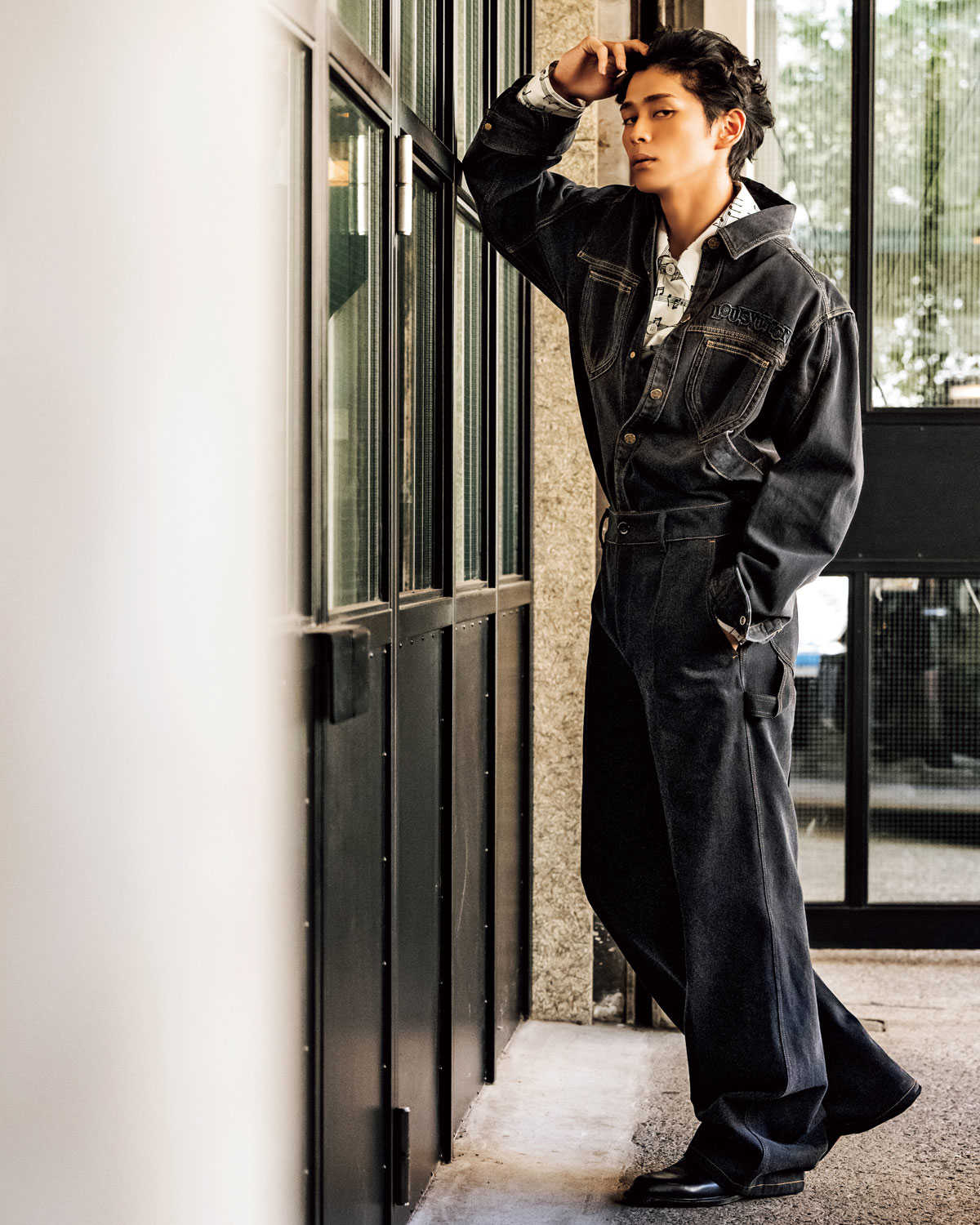 眞栄田郷敦さんが着る〈ルイ・ヴィトン〉の新作！さりげなく贅沢な洗練
