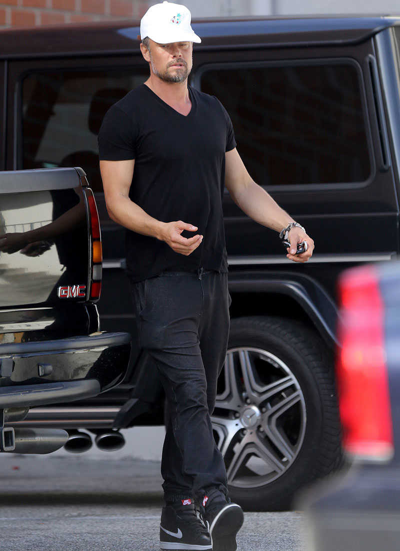 セレブの着こなしテクを調査 真っ黒姿のヌケ感出しはゆる首がポイント Celebrity Safari Online