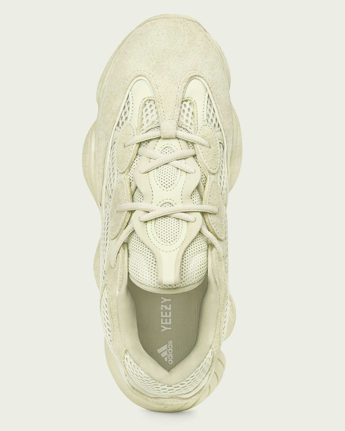 アディダス とカニエ ウエストの新作コラボが登場 ゆったりボトムに似合うモコモコ顔のスニ Fashion Safari Online