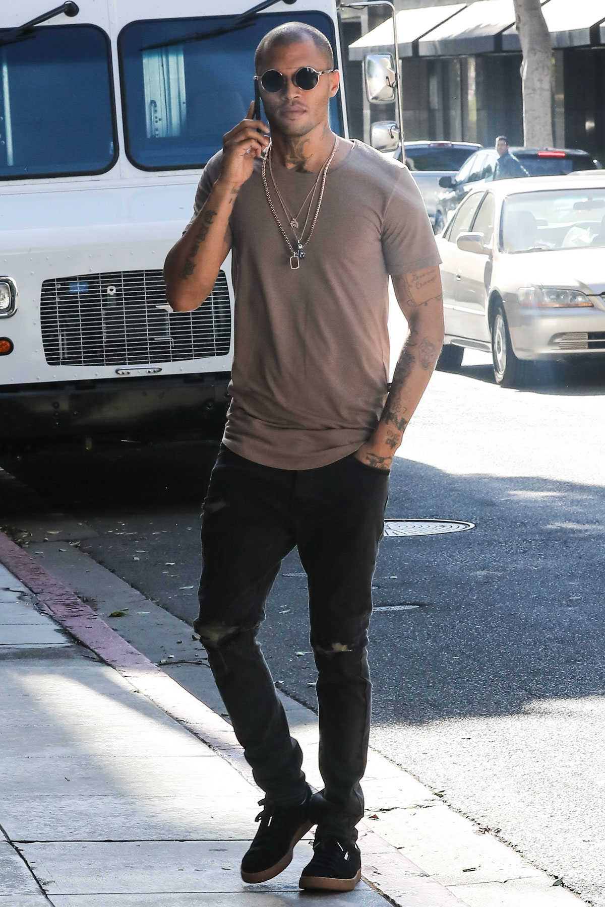 Aでシンプルt姿もこなれ感たっぷりに 無地tをセクシーに魅せる技とは Celebrity Safari Online