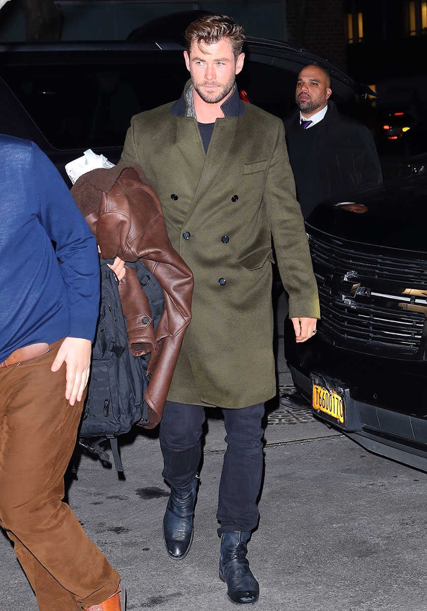 見習いたい 俳優c ヘムズワースが魅せる大人コートのカジュアルこなし Celebrity Safari Online