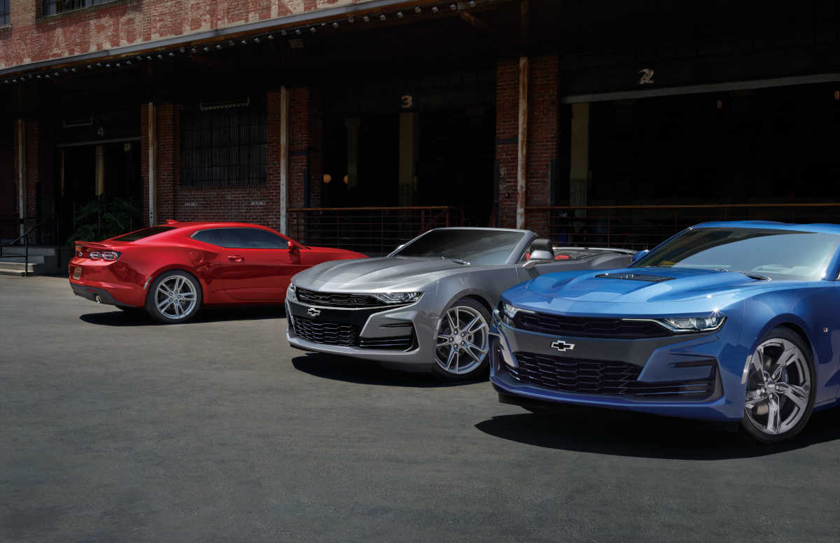 話題のクルマを品定め 暑 い夏が涼しく感じるゲキアツなカマロ シボレー カマロss V8 Cars Safari Online