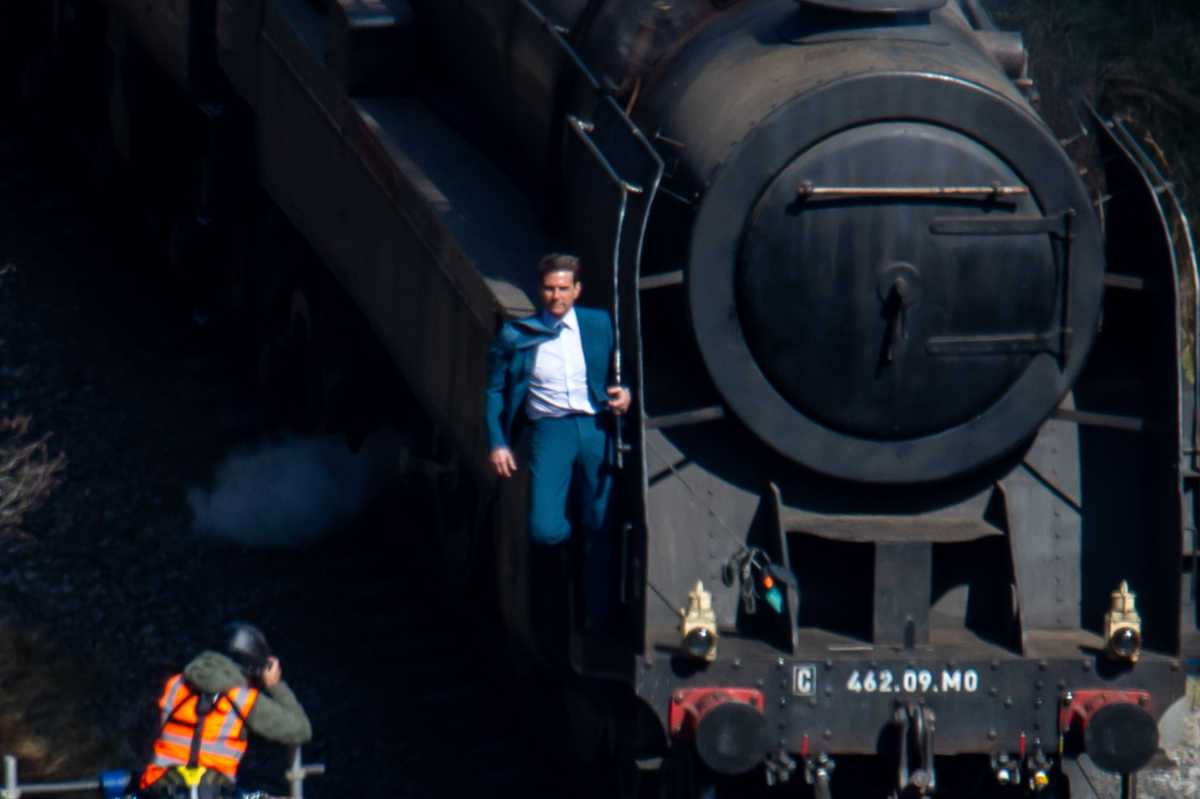 トム・クルーズが列車の上で大格闘！
『ミッション：インポッシブル』最新作のロケ写真を入手！