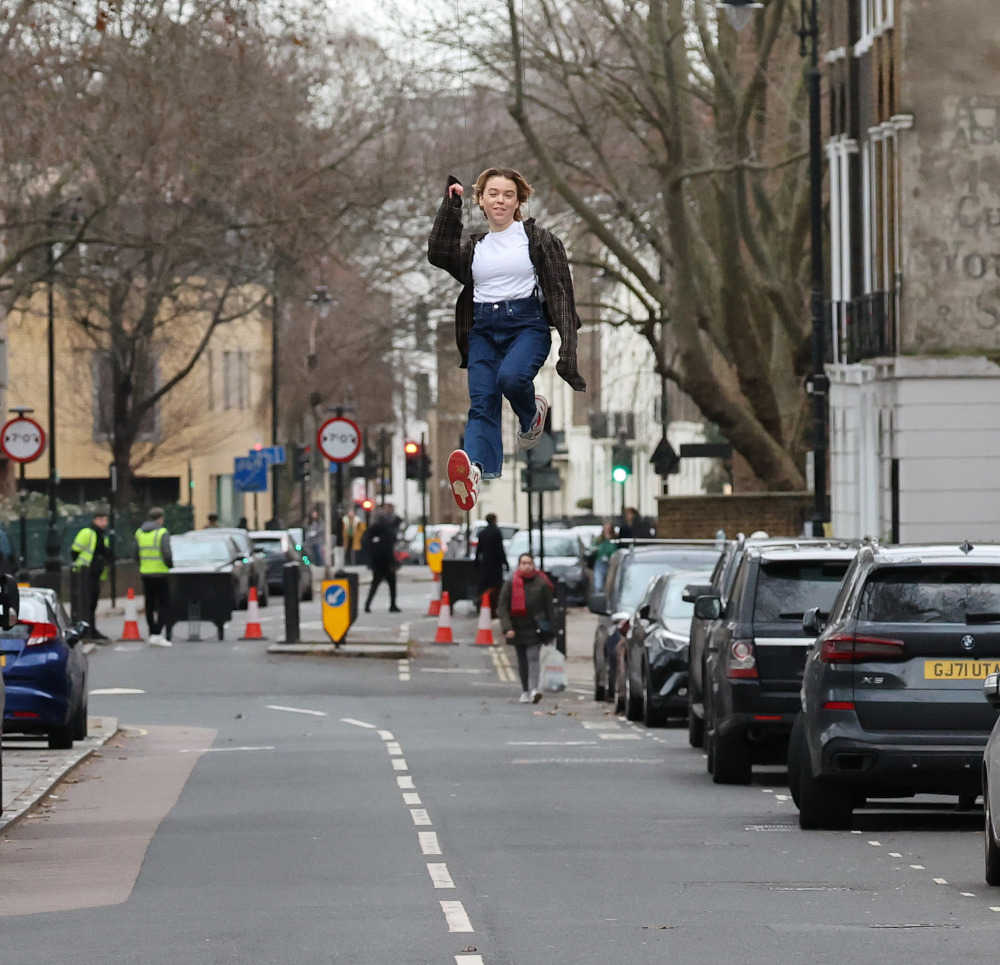 飛び過ぎ⁉︎】イギリスの街角でハイジャンプしているのはダレ 