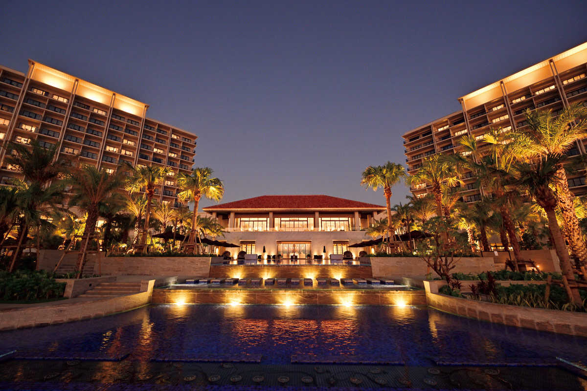 NEW LUXURY OKINAWA HOTEL 新しい沖縄ではリッチなプールを心ゆくまで堪能したい。