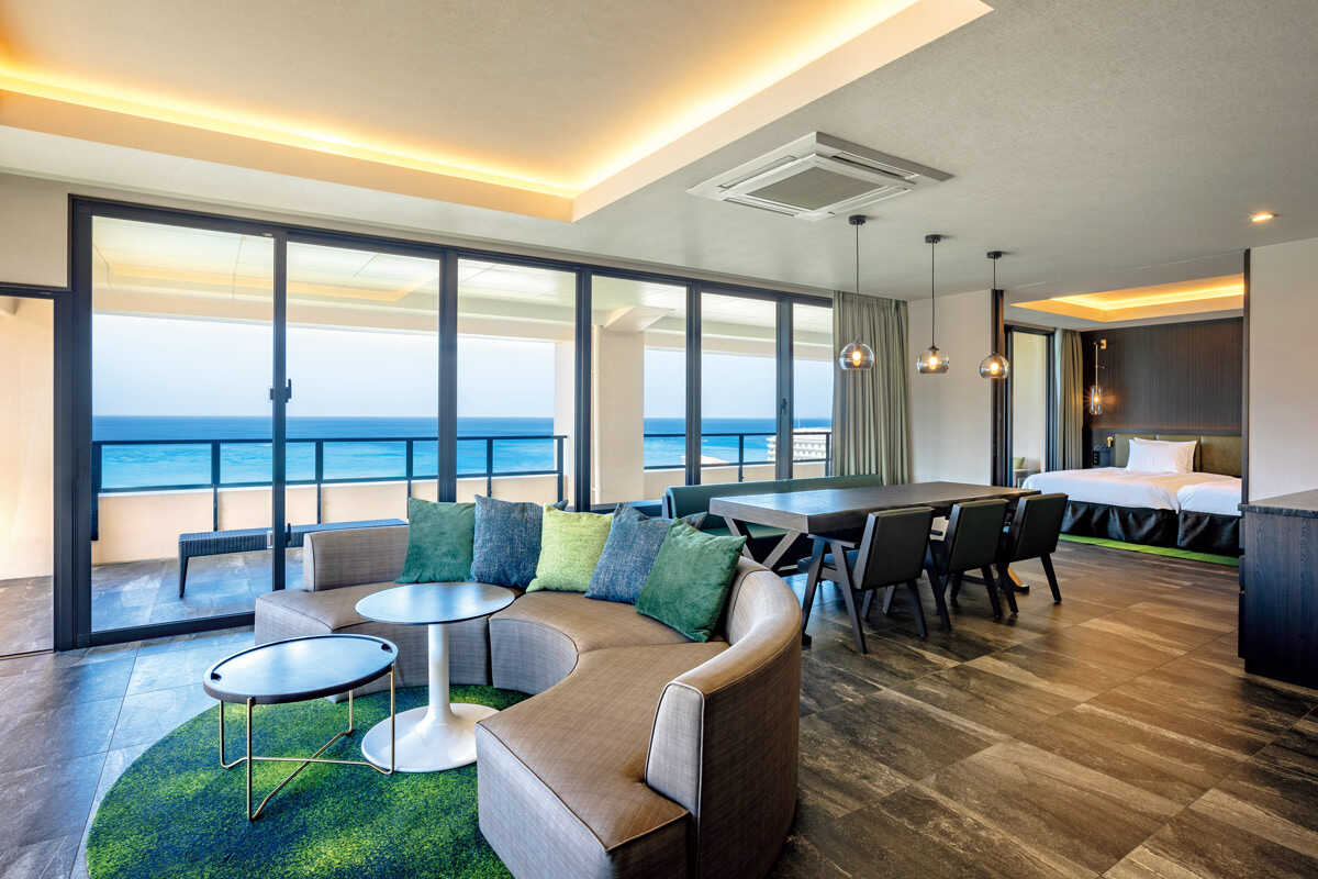NEW LUXURY OKINAWA HOTEL 新しい沖縄ではリッチなプールを心ゆくまで堪能したい。