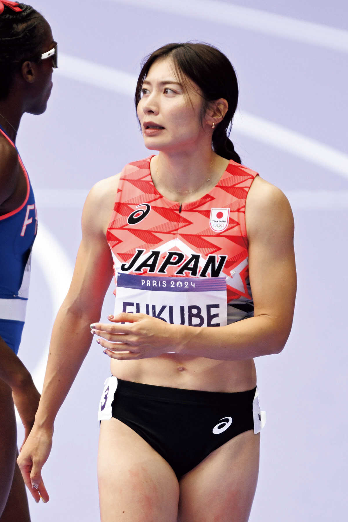 パリ五輪女子100mハードル日本代表の【福部真子】の、ヘルシーで大人見えする淡青デニムスタイル！