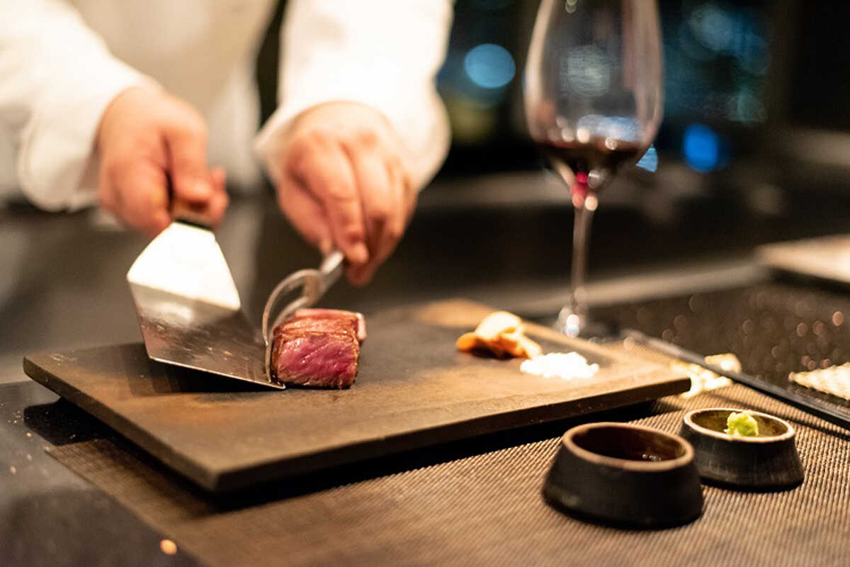 神戸の夜景を眺めながら〈ステーキハウス オリエンタル〉で特別なステーキディナー！