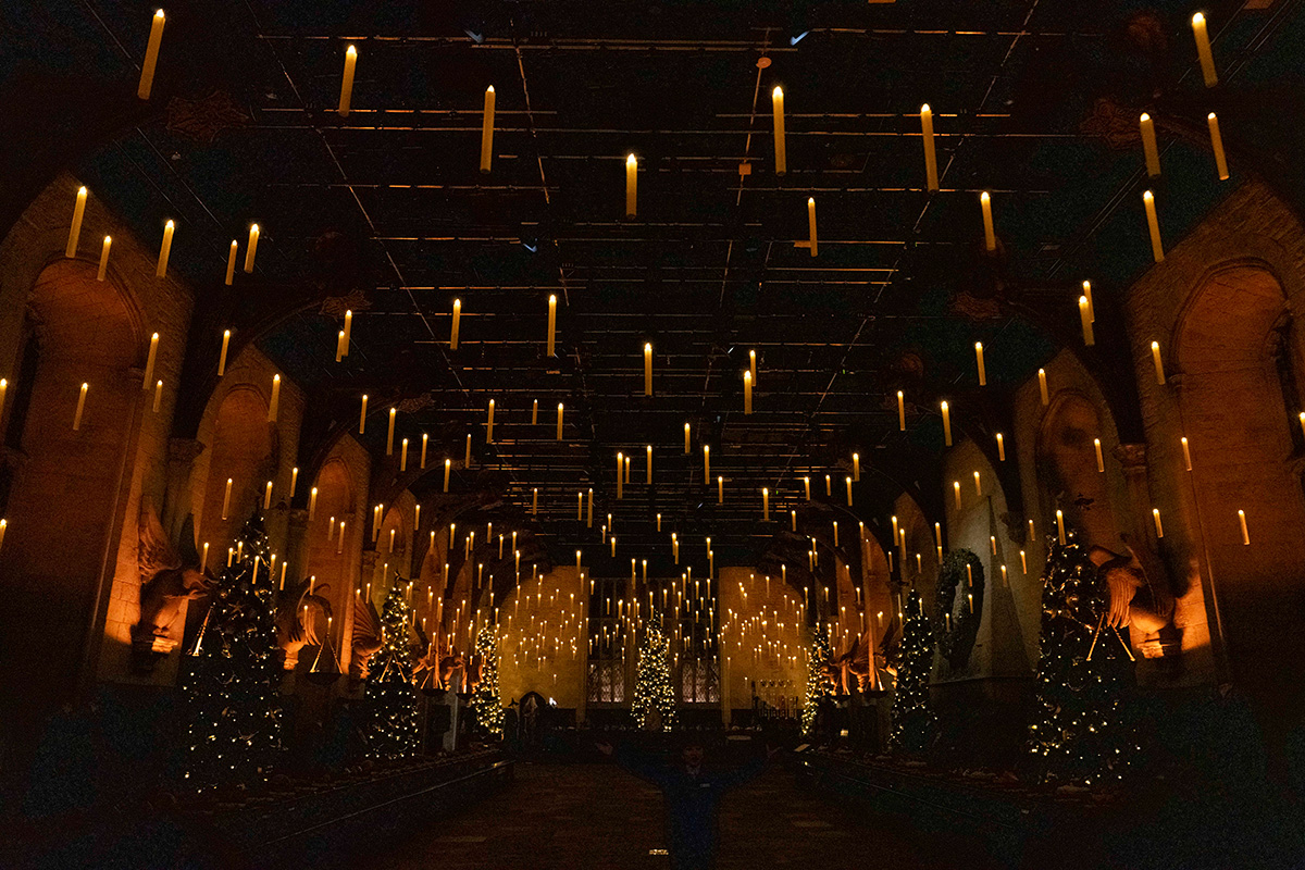 400本のキャンドルが浮かぶ「ホグワーツの大広間」